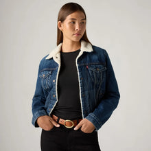 Cargar imagen en el visor de la galería, Chamarra Levi´s® Dama Sherpa Trucker