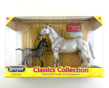 Cargar imagen en el visor de la galería, Juguete Oficial a escala Breyer Classics Collection Modelo 62031 - Grey Thoroughbred and Dark Grey Foal